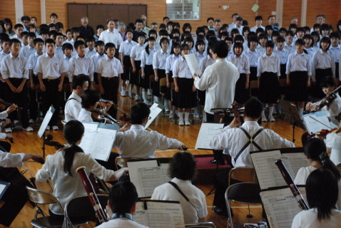 山形交響楽団の伴奏で平田中の生徒や地域住民らが校歌を歌い上げた