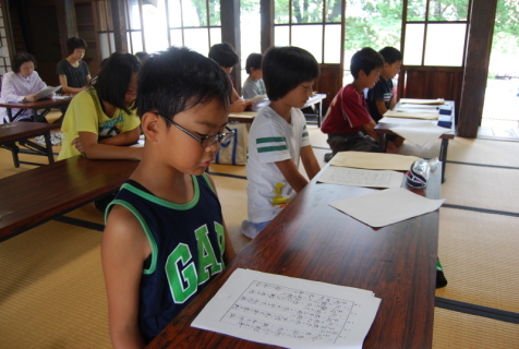 風が通る涼しい畳の間で、子供たちが鶴岡の教育の原点ともいえる論語の素読に取り組んだ