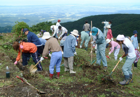 旧参道の月山7合目。写真は2002年に行われた環境整備活動の様子
