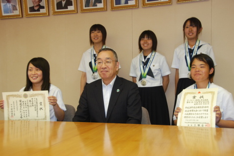 インターハイのアーチェリー競技で準優勝した鶴岡北高メンバーが、榎本市長を表敬訪問した