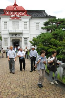 後半のツアーが始まり、初秋の庄内を楽しむ諏訪信金「信寿会」会員たち＝1日、鶴岡公園で