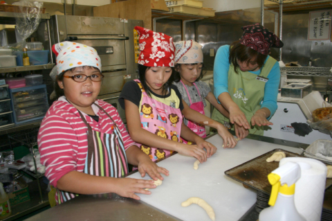 吹浦小の4年生たちがパン工房「ほっほ」でパン生地づくりに挑戦した