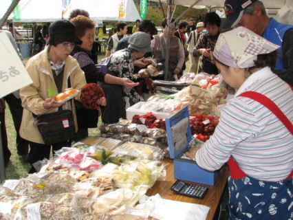 首都圏や仙台圏の旅行者と市民が大勢訪れ、鶴岡の実りの秋を楽しんだ