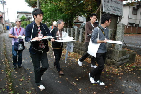 神明町を歩き、気付いたことをチェックするワークショップの参加者たち