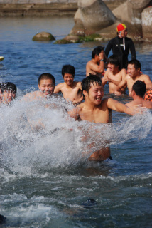 加茂水産高の生徒たちが「水納め」。水を掛け合うなど元気な姿を見せた