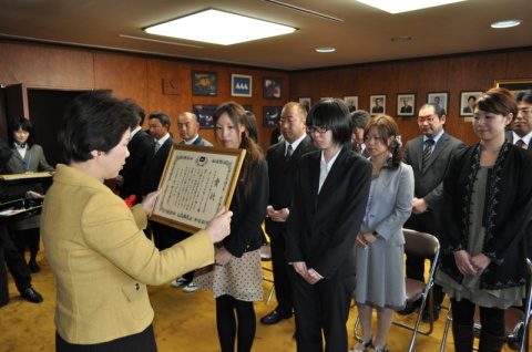 チームツナミ＆ねこじゃらしの代表に吉村知事（左）から表彰状が手渡された