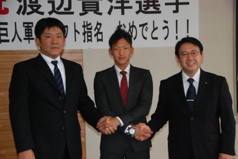 母校を訪問した渡辺さん（中央）。齋藤校長（右）、佐藤監督と握手を交わした