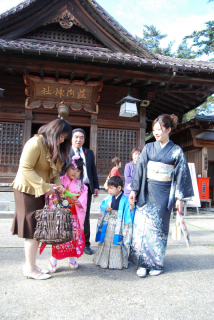 子供の健やかな成長を願い家族そろって七五三参り＝12日午前、鶴岡市の荘内神社