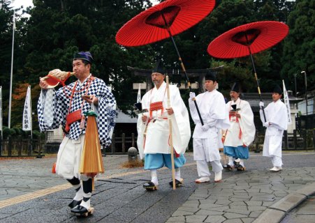 出羽三山神社の「松の勧進」が鶴岡市羽黒地域でスタート。宿坊街に山伏のほら貝の音が響いた