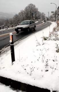 国道112号の月山道路は積雪で白銀の世界となり、冬到来を告げた＝16日朝、鶴岡市田麦俣