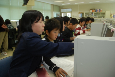 庄総生が余目三小の児童たちにパソコンの入力方法などを指導した