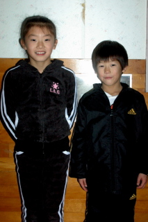 東北ジュニア体操で活躍した新関彩乃さん（左）と愛翔君の姉弟