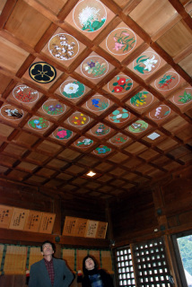 荘内神社拝殿の天井にはめ込まれた石原和子さんの絵