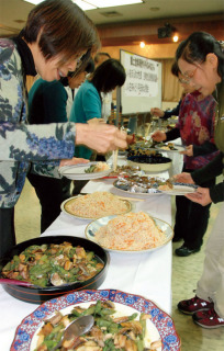 地元女性手作りの郷土食が“乗客”たちを楽しませた＝3日の郷土食交流会