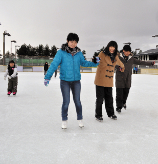 20年目のシーズンを迎えた小真木原スケート場。久しぶりの氷の感触に子供たちの笑顔が広がった
