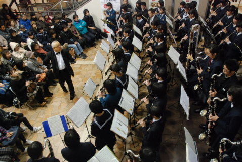 午後2時４６分、牧さん（左中央）の指揮で出演者全員が「アヴェ・ヴェルム・コルブス」を演奏