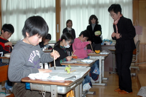 亘理町の長瀞小へ送る絵手紙を書く児童たち
