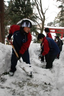 春日神社の参道の石段を除雪する山添高の生徒たち