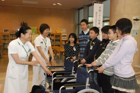 3小学校児童会の代表が日本海総合病院に車椅子を贈った