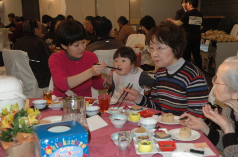 鶴岡産の食材を使った郷土料理を楽しむ参加者たち