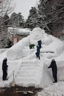 大黒様の雪像がほぼ完成。雪灯篭まつりで大勢の参拝客を出迎える