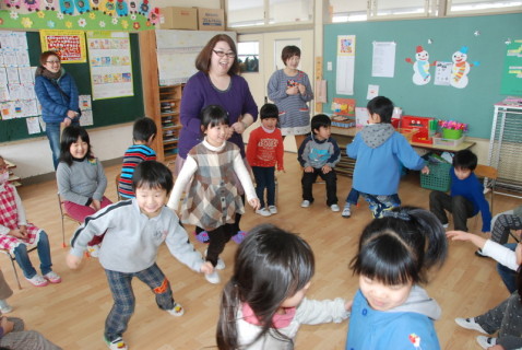 「食べ物バスケット」で楽しみながら英語を学ぶ園児たち。後方中央が安田さん