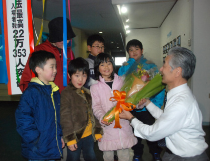 地元の小学生たちへ村上館長（右端）から花束や記念品が贈られた