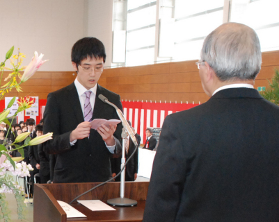入学生を代表して秋野さんが横山校長（手前）に誓いの言葉を述べた