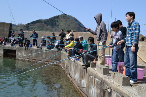 海洋釣り堀がオープン。初日から大勢の行楽客が訪れた