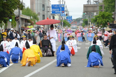 祭りのシンボル・菅原道真公を中心に総勢2800人が中心市街地をパレード