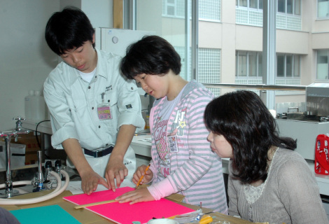 酒田光陵高の生徒たちの指導で、ものづくりに励む参加者
