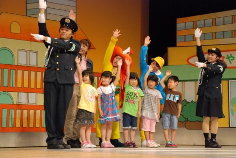 舞台に上がった園児の代表がミュージカル出演者と一緒に交通ルールを学んだ