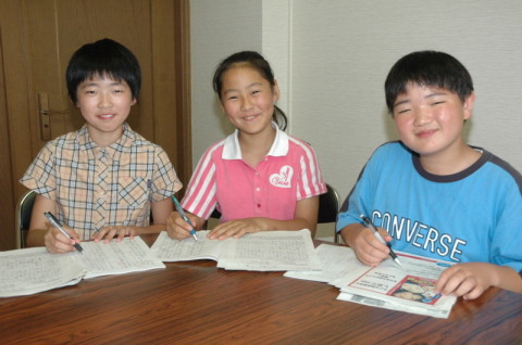 子ども国会に参加する（右から）生田君、小野寺さん、山口さん