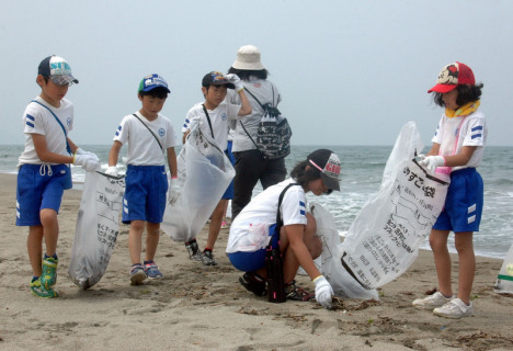 海岸の清掃活動に当たる参加者たち＝6日、浜中海岸