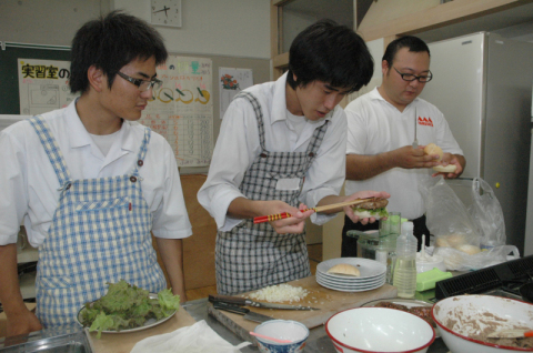 3高校が連携したオリジナル料理の試作に取り組んだ＝29日、鶴岡中央高調理室