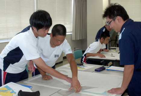 海保職員の指導で海図の読み方を学ぶ生徒たち＝30日午前