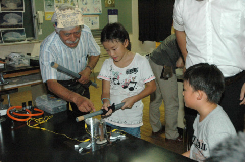 実験を通して雷の仕組みについて学ぶ児童たち＝10日、鶴岡市の羽黒四小