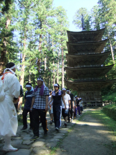 山伏修行で、羽黒山五重塔を経て山頂に向かう学生たち＝16日