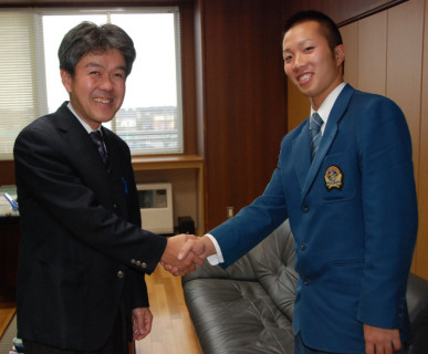 米大リーグに挑戦する土田選手（右）が、中学時代の恩師・宮崎教諭と固い握手を交わした