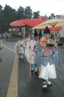 出羽三山神社の「松の勧進」がスタート。山伏たちの吹き鳴らすほら貝の音が宿坊街に響いた