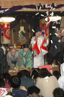 約130キロの餅が豪快にまかれた八幡神社の餅まき神事