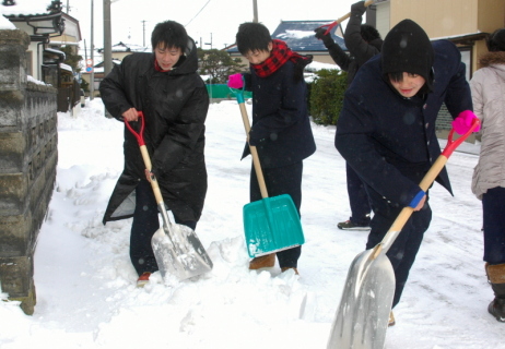 民家前で除雪作業を行う天真学園高の生徒たち