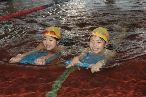 新春恒例の初泳ぎを楽しむ子供たち