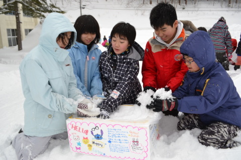 姉妹校の笠木小へ送る雪を箱詰めする福栄小の児童たち