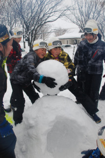 「でっかい雪だるまを作るぞ！」。上一色南小の6年生たちが思い切り雪遊びを楽しんだ