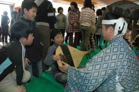 雅楽器に触れ、日本古来の音楽を学ぶ児童たち