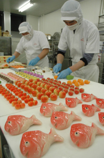 色鮮やかな雛菓子を手作業で一つ一つ丁寧に仕上げた＝15日、鶴岡市の木村屋・ファクトリーガーデン
