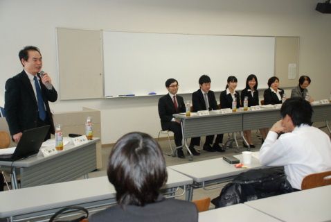 上野氏（左）を座長に学生やインターンシップ受け入れ担当者らがパネル討議した