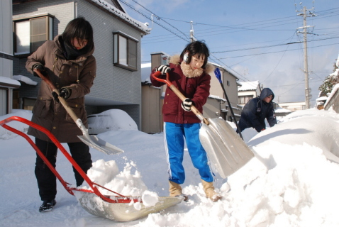 酒田一中の生徒たちが一人暮らし老人宅で除雪ボランティアを行った