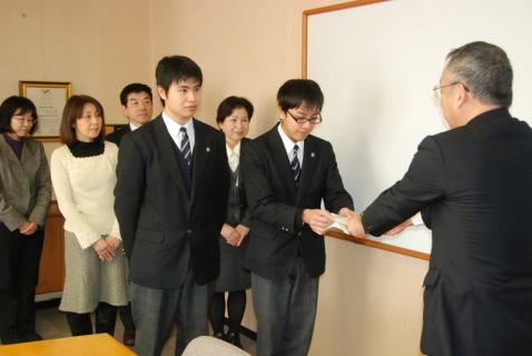 榎本市長（右）に義援金を手渡す菅原さん（中央）、井上さん（その左）